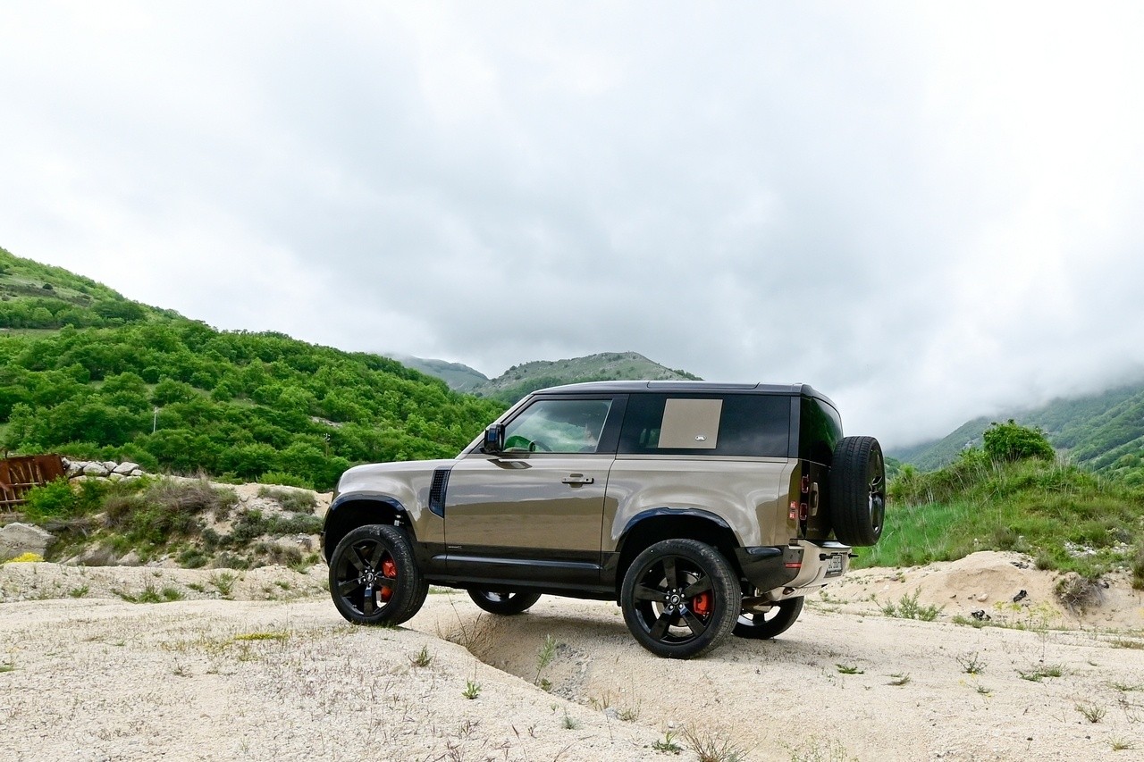 Land Rover Defender 90 P400 MHEV: la prova su strada e in off-road