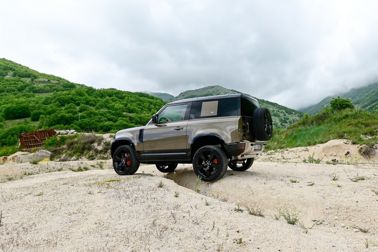 Land Rover Defender 90 P400 MHEV: la prova su strada e in off-road