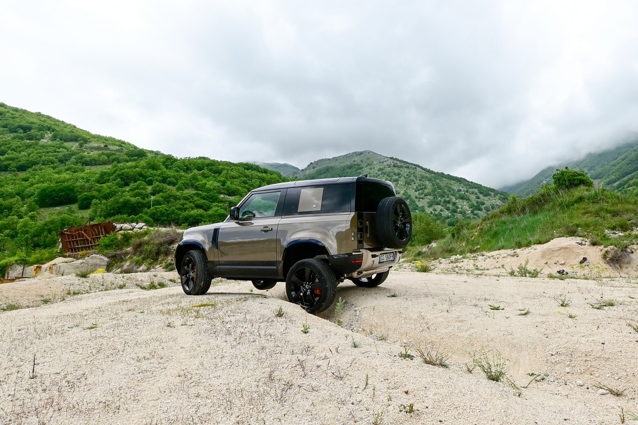 Land Rover Defender 90 P400 MHEV: la prova su strada e in off-road