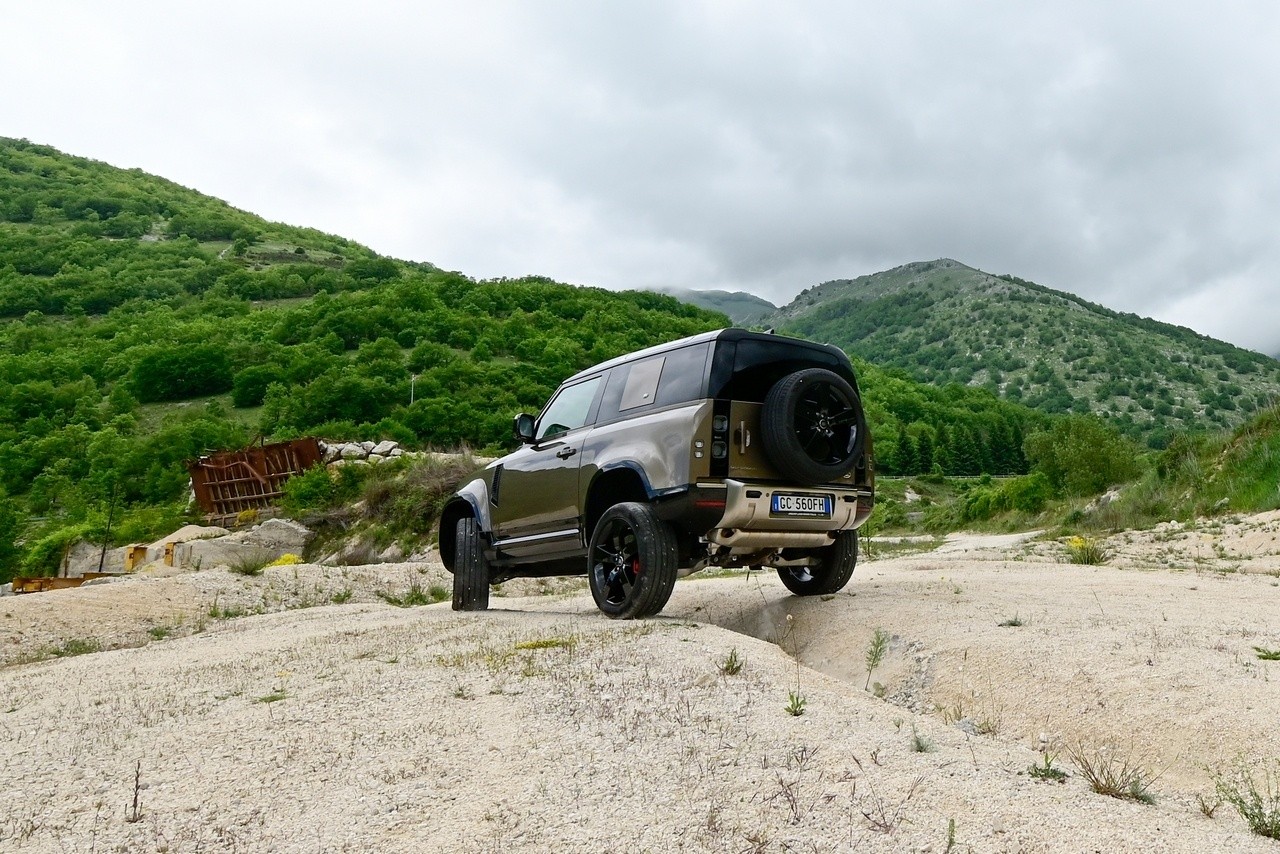 Land Rover Defender 90 P400 MHEV: la prova su strada e in off-road