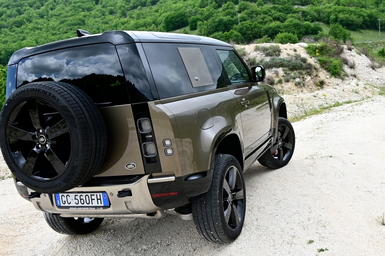 Land Rover Defender 90 P400 MHEV: la prova su strada e in off-road