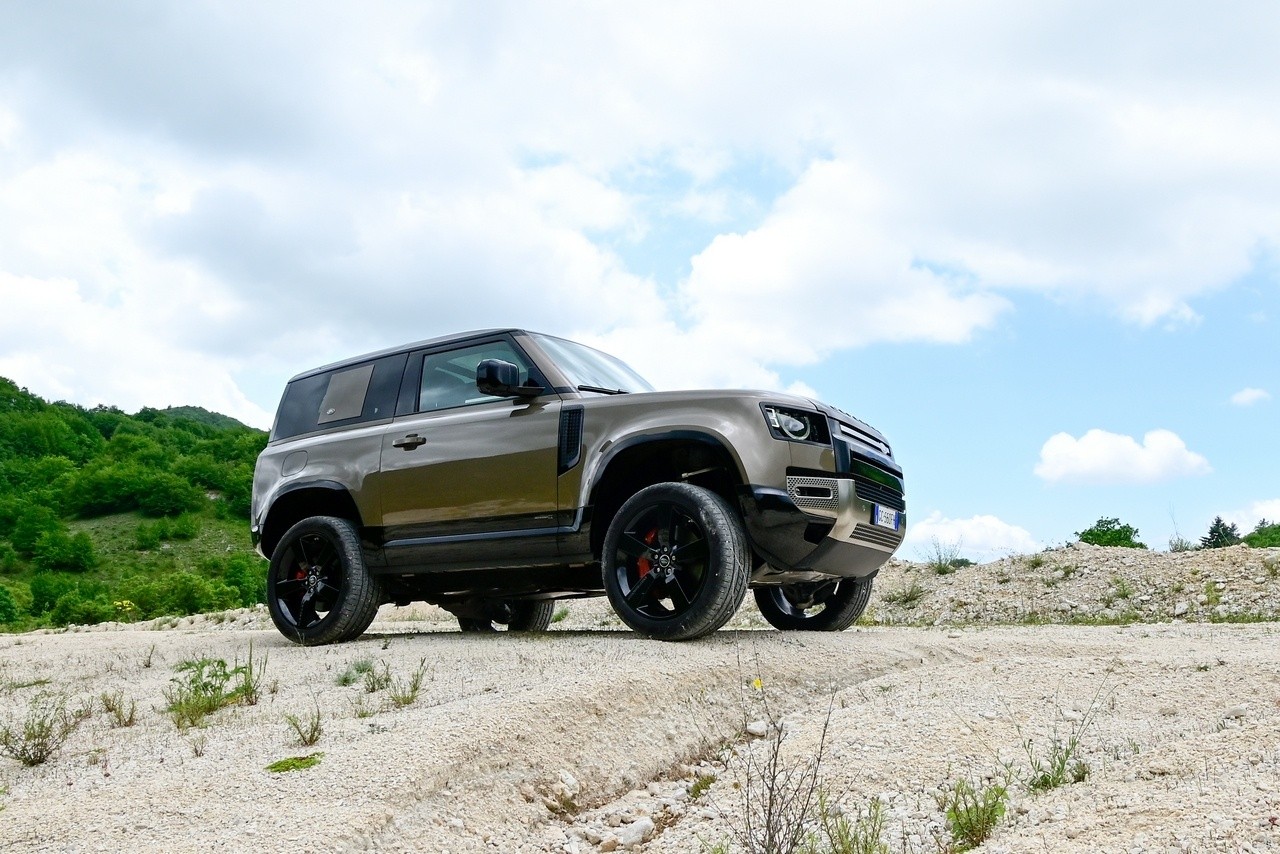 Land Rover Defender 90 P400 MHEV: la prova su strada e in off-road