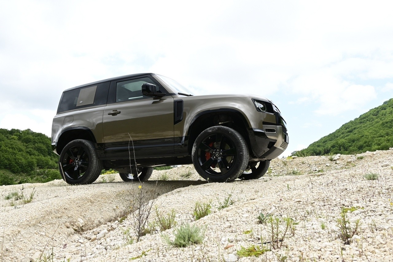 Land Rover Defender 90 P400 MHEV: la prova su strada e in off-road