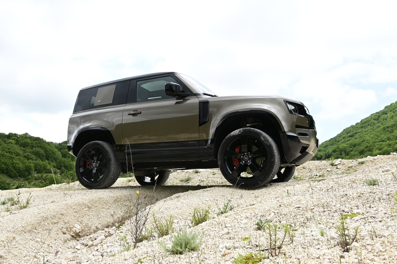 Land Rover Defender 90 P400 MHEV: la prova su strada e in off-road