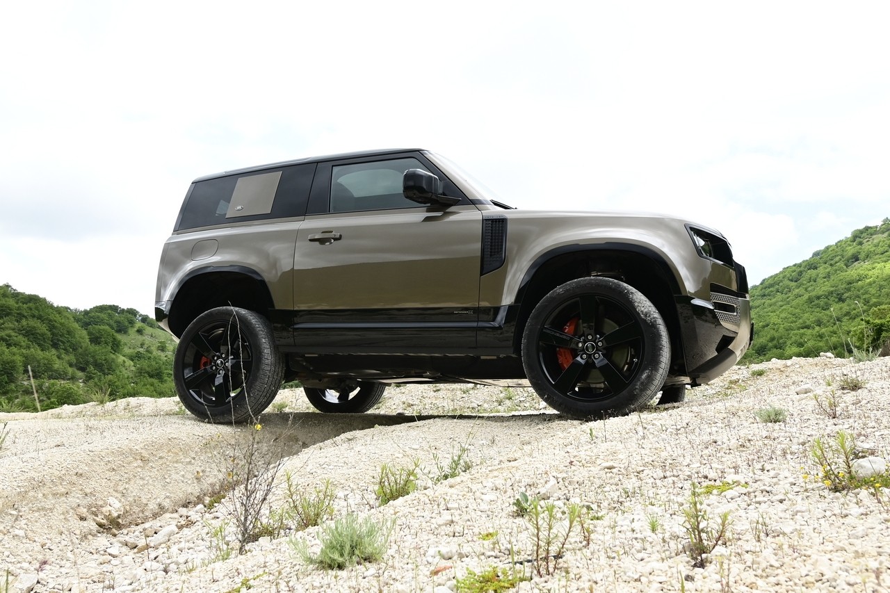 Land Rover Defender 90 P400 MHEV: la prova su strada e in off-road