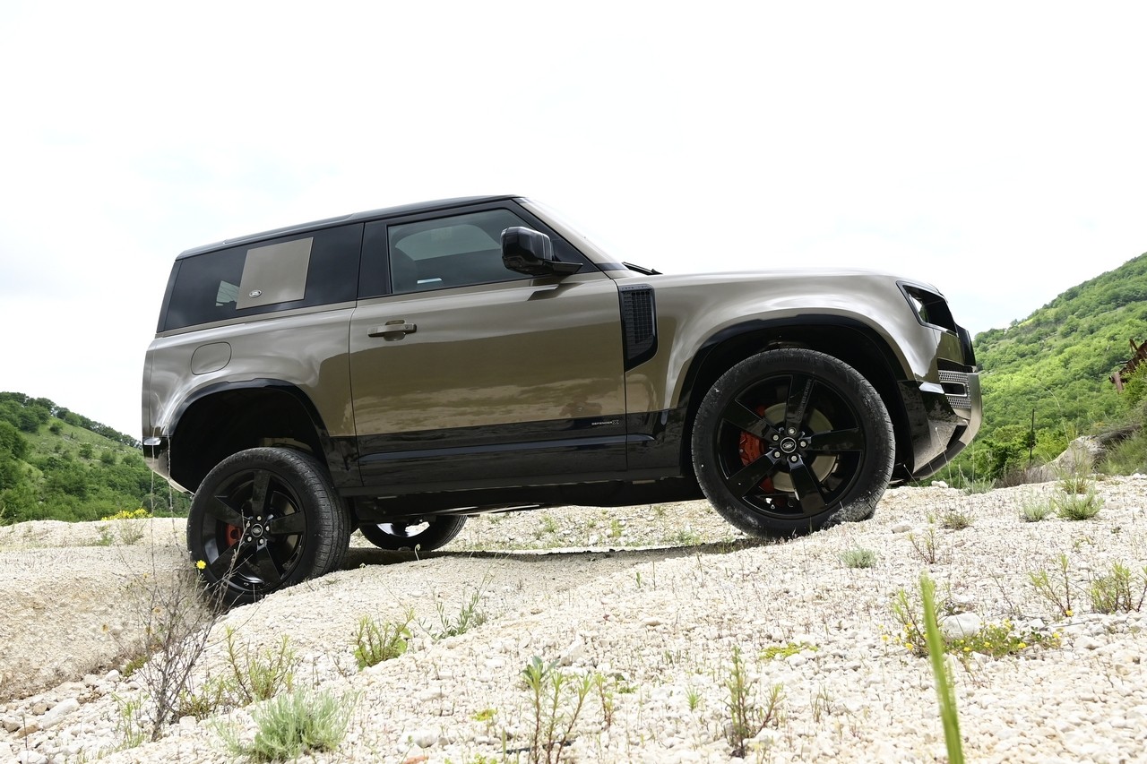 Land Rover Defender 90 P400 MHEV: la prova su strada e in off-road