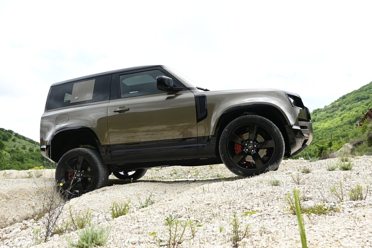 Land Rover Defender 90 P400 MHEV: la prova su strada e in off-road