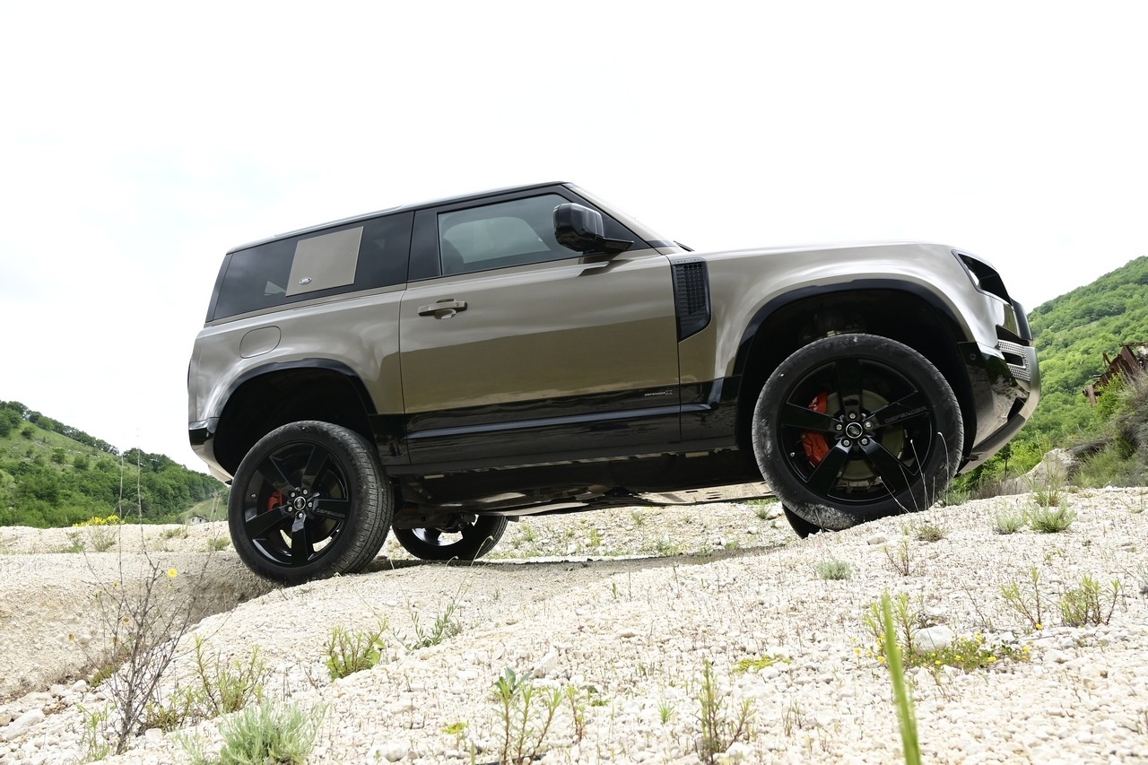 Land Rover Defender 90 P400 MHEV: la prova su strada e in off-road