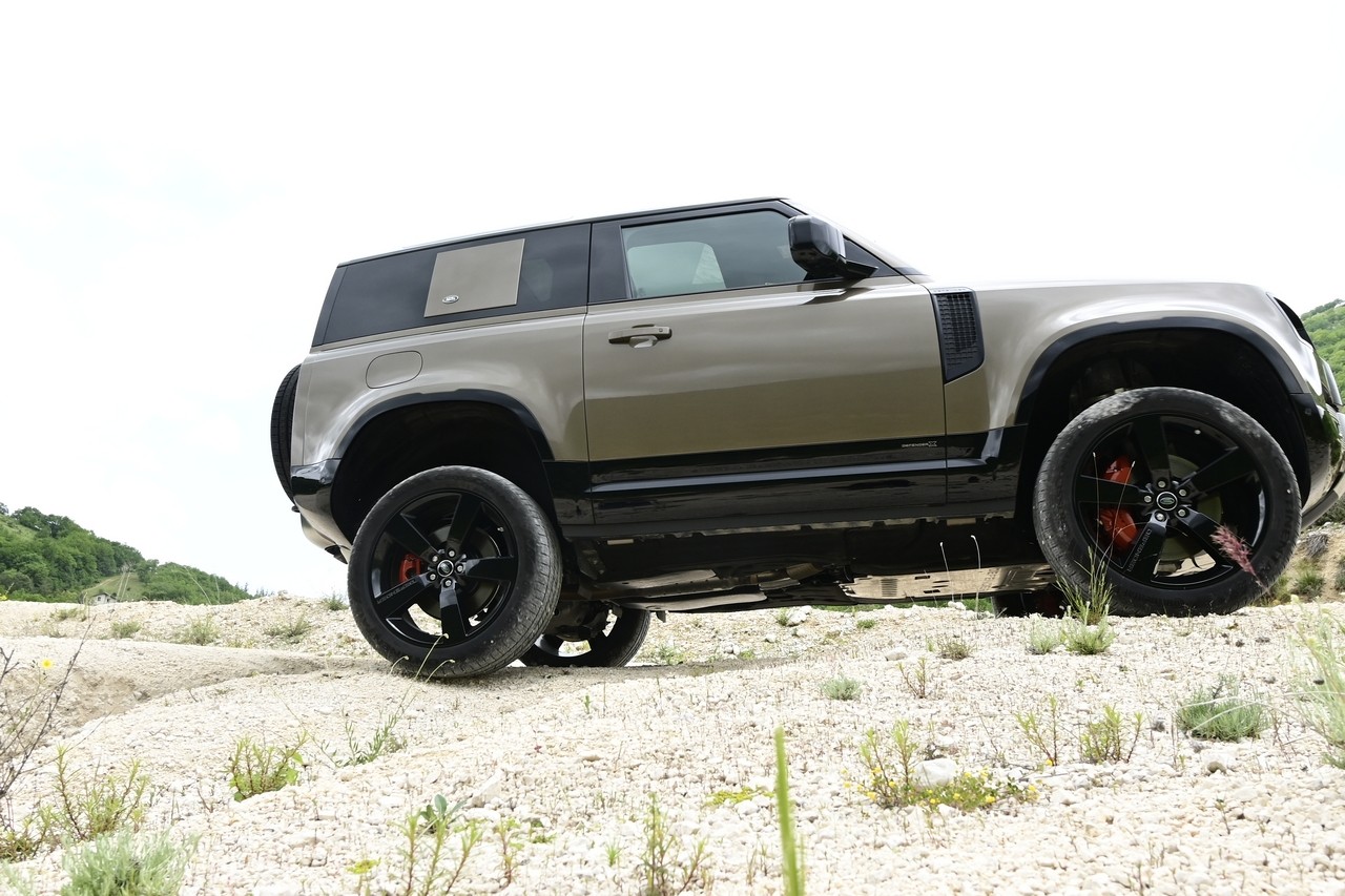 Land Rover Defender 90 P400 MHEV: la prova su strada e in off-road