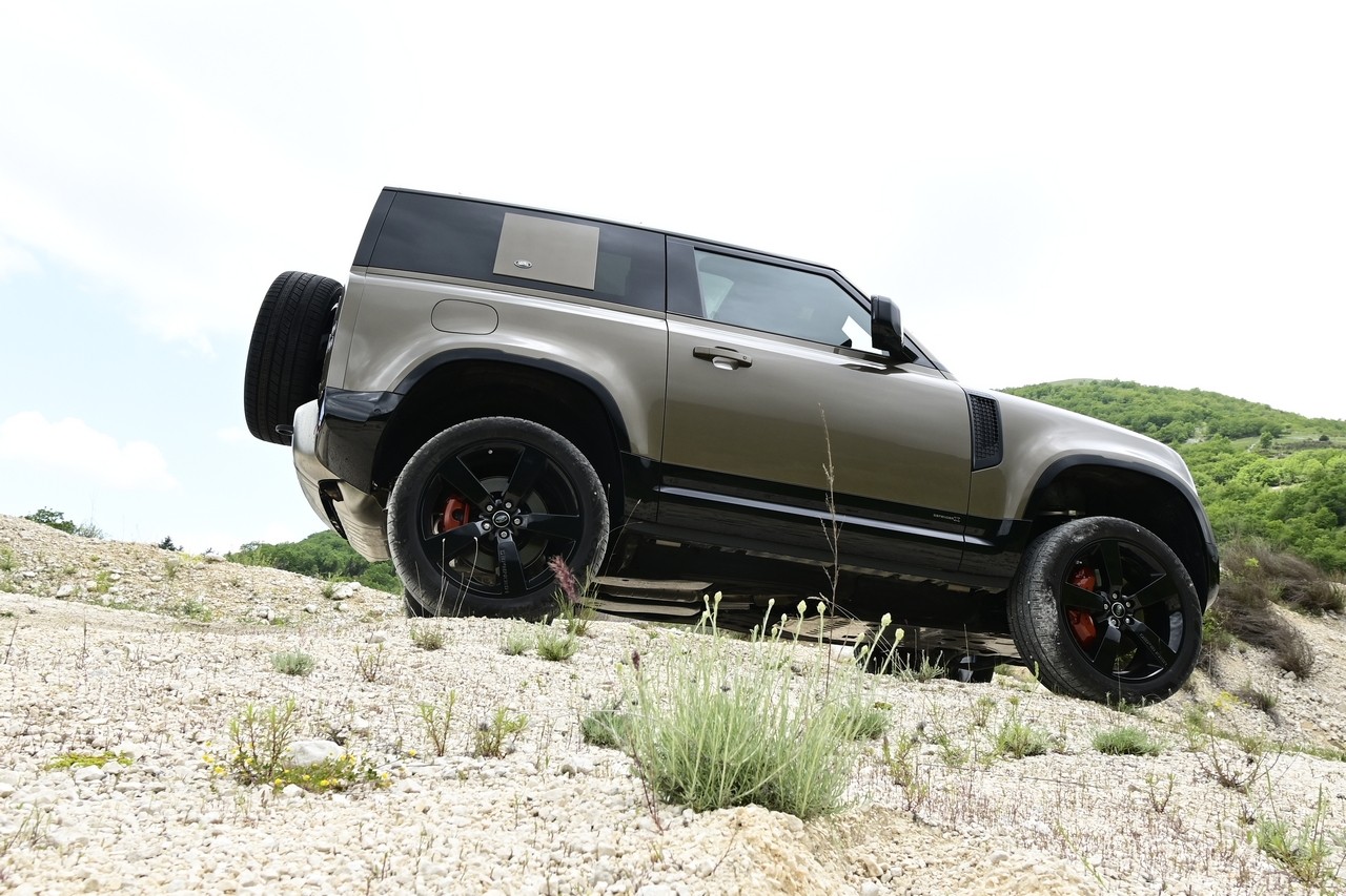 Land Rover Defender 90 P400 MHEV: la prova su strada e in off-road