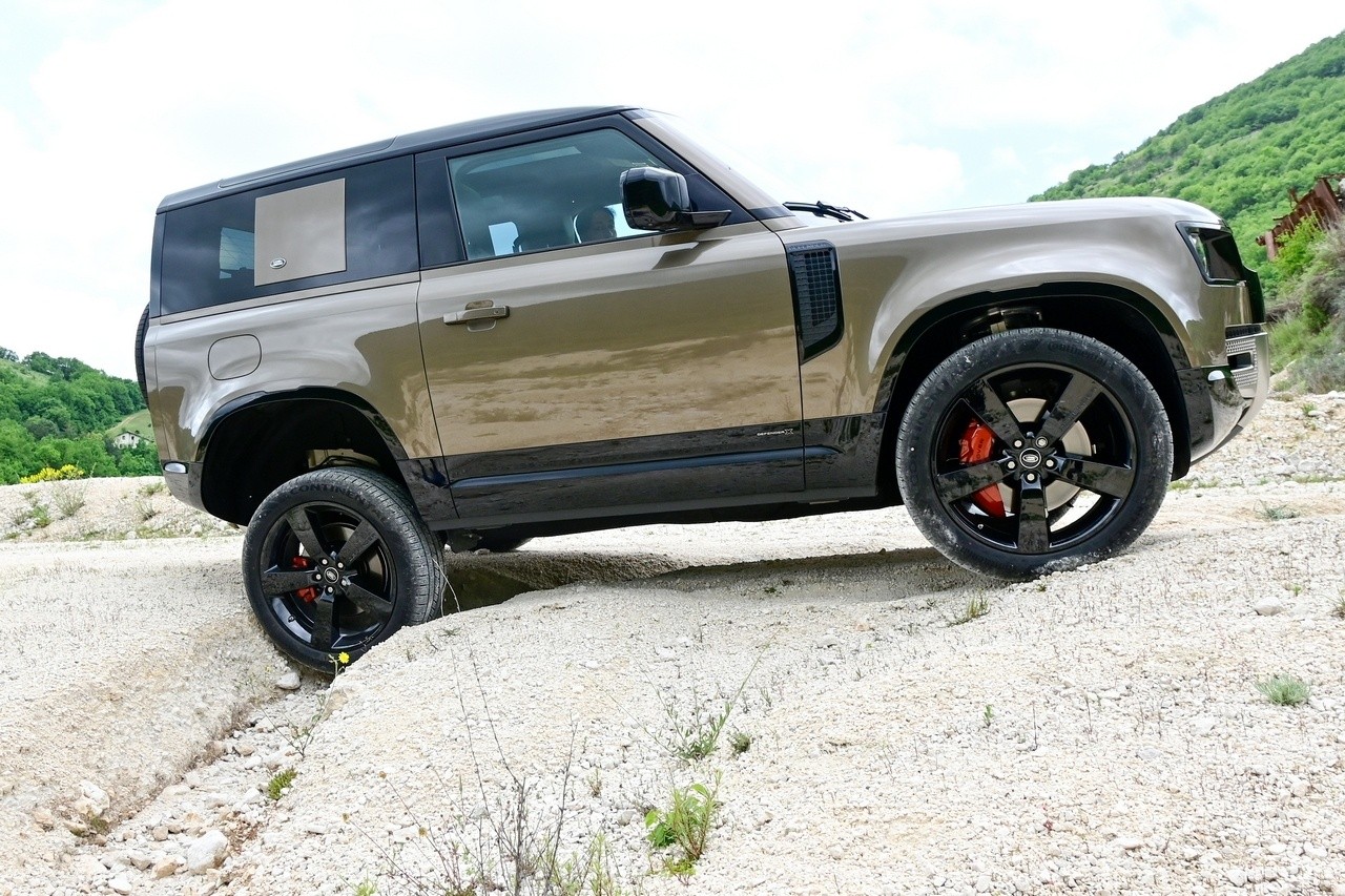 Land Rover Defender 90 P400 MHEV: la prova su strada e in off-road