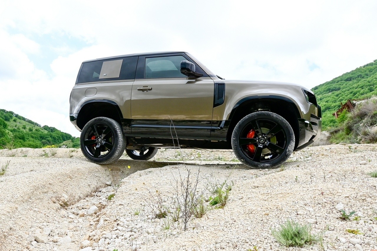 Land Rover Defender 90 P400 MHEV: la prova su strada e in off-road