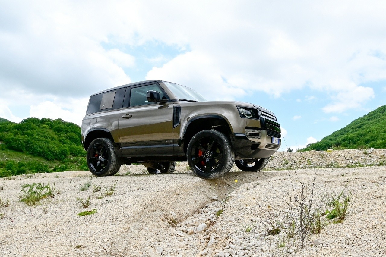 Land Rover Defender 90 P400 MHEV: la prova su strada e in off-road