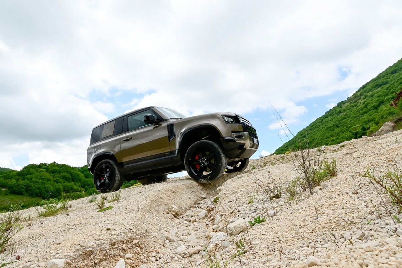 Land Rover Defender 90 P400 MHEV: la prova su strada e in off-road