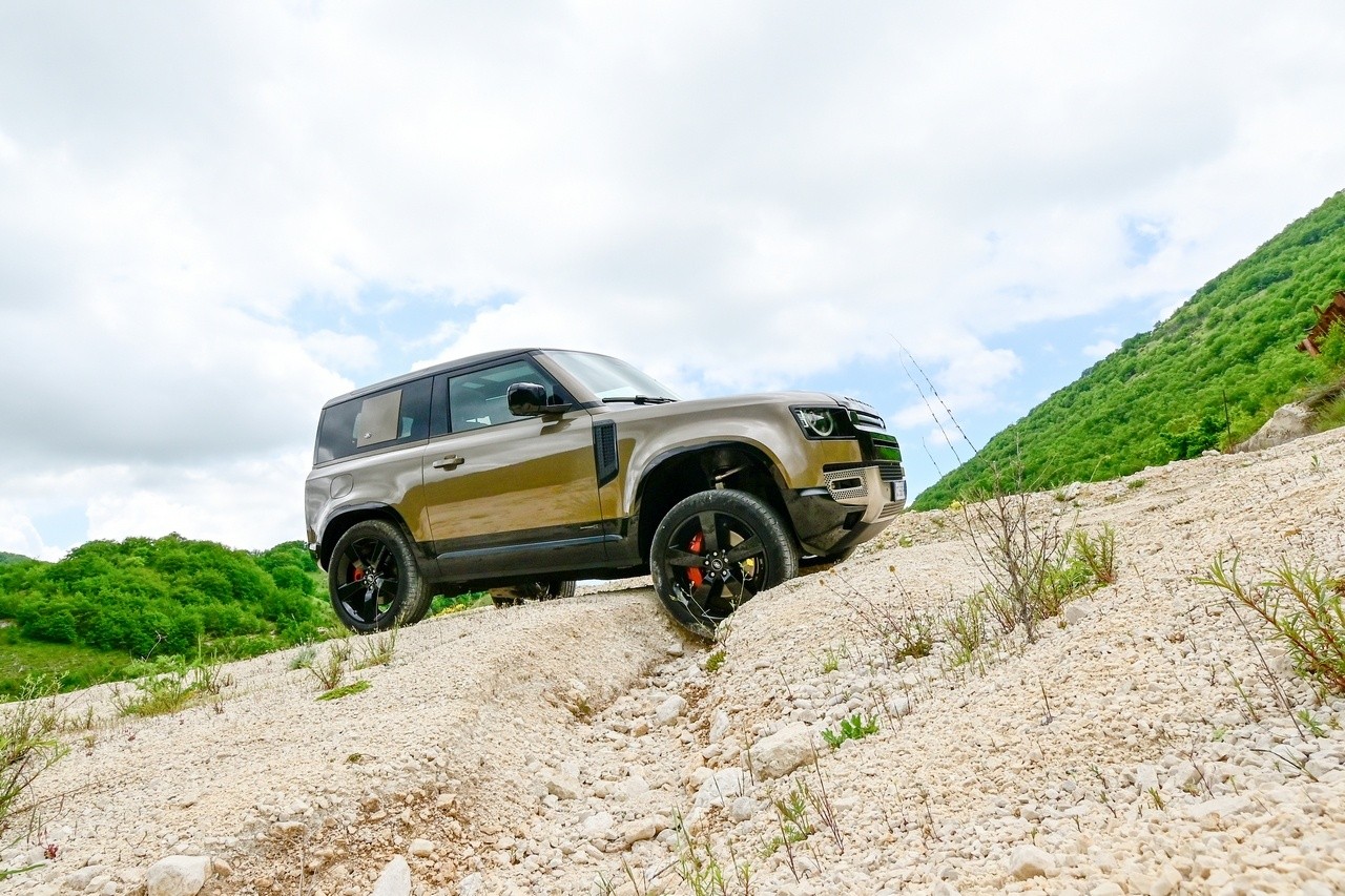 Land Rover Defender 90 P400 MHEV: la prova su strada e in off-road