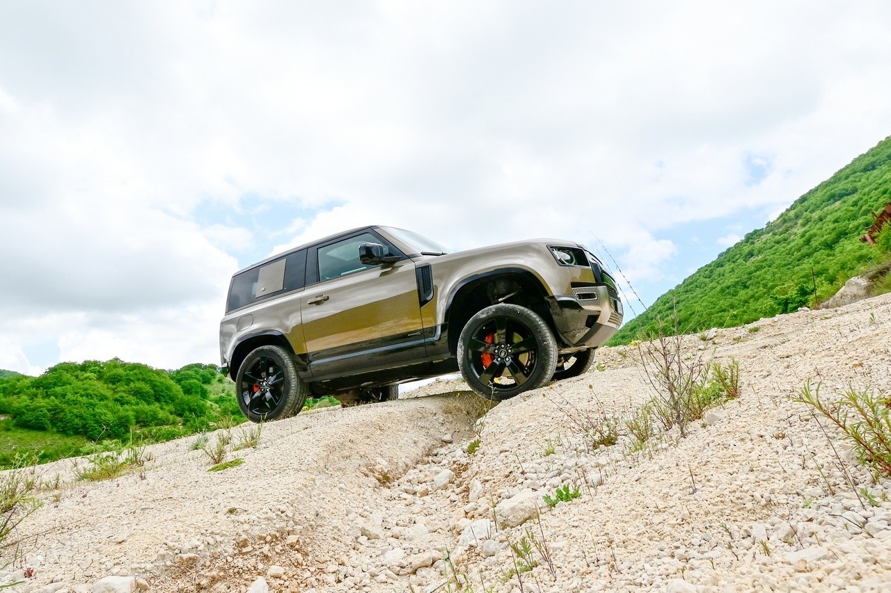 Land Rover Defender 90 P400 MHEV: la prova su strada e in off-road