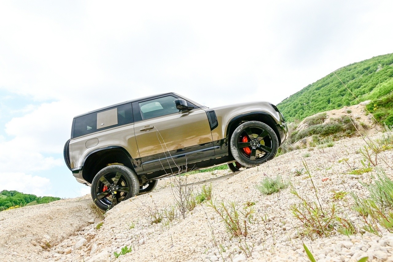 Land Rover Defender 90 P400 MHEV: la prova su strada e in off-road