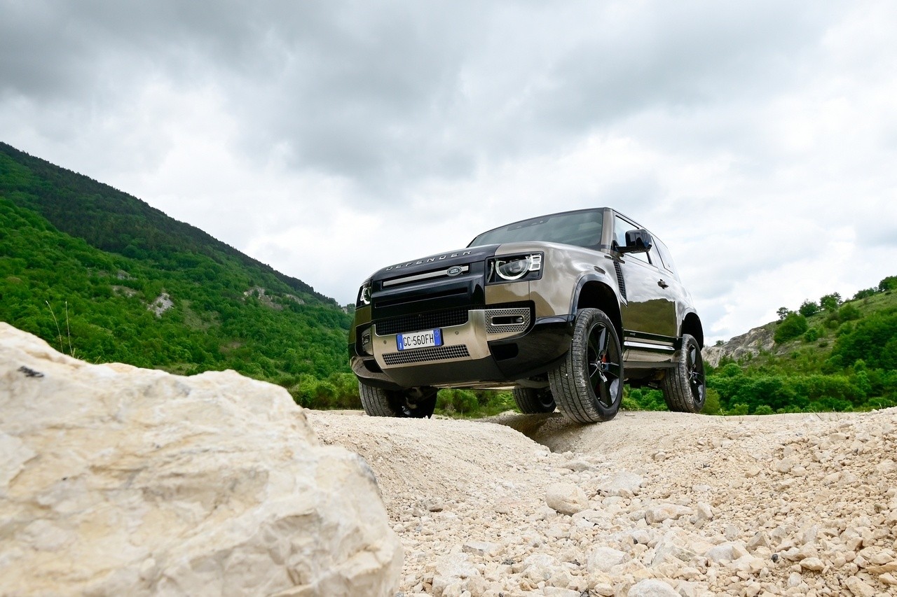 Land Rover Defender 90 P400 MHEV: la prova su strada e in off-road