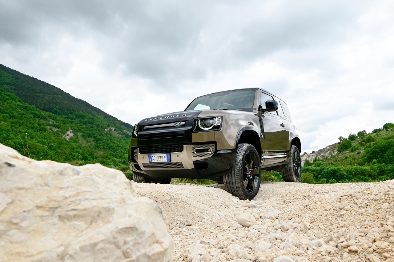 Land Rover Defender 90 P400 MHEV: la prova su strada e in off-road