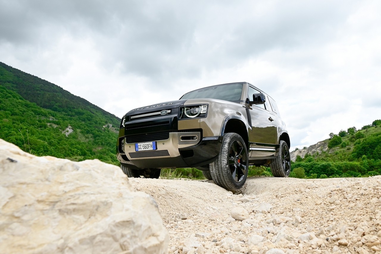 Land Rover Defender 90 P400 MHEV: la prova su strada e in off-road