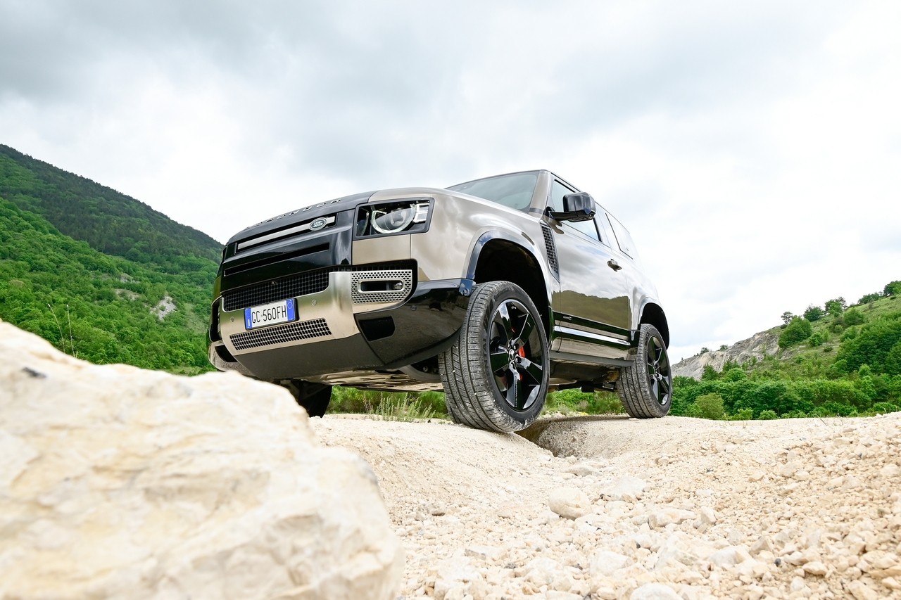 Land Rover Defender 90 P400 MHEV: la prova su strada e in off-road