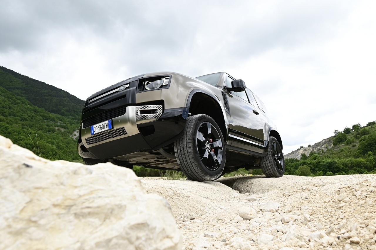 Land Rover Defender 90 P400 MHEV: la prova su strada e in off-road