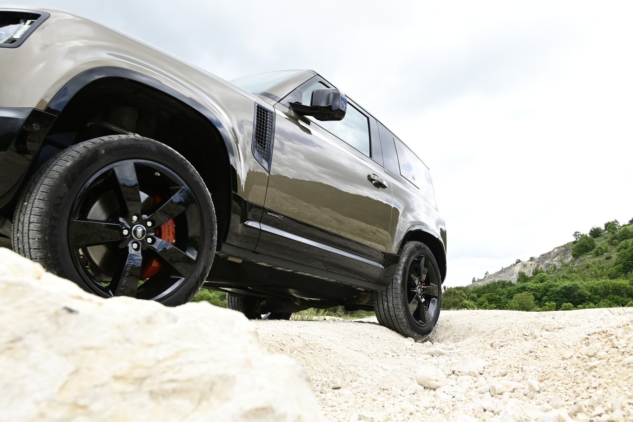 Land Rover Defender 90 P400 MHEV: la prova su strada e in off-road