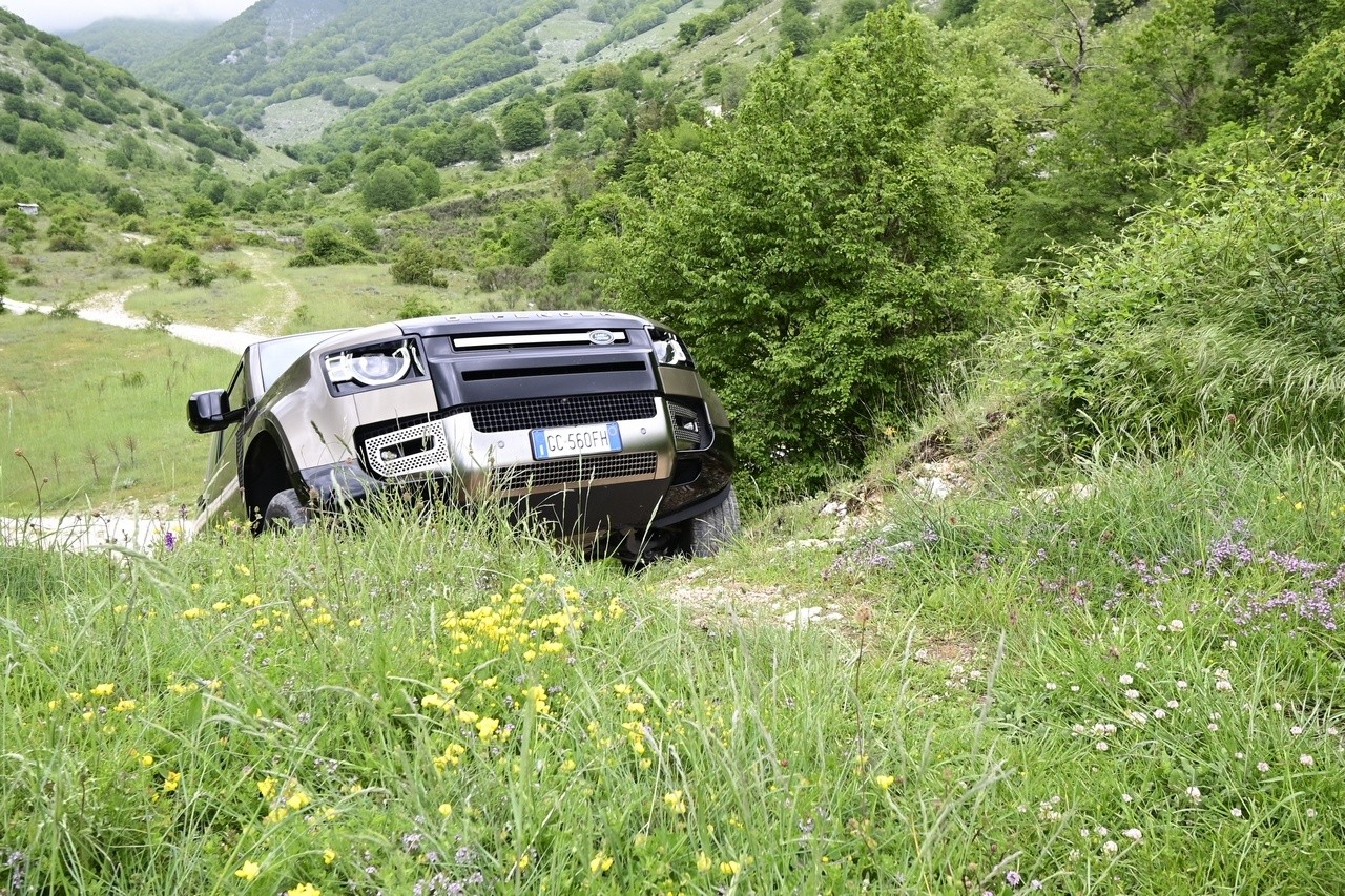 Land Rover Defender 90 P400 MHEV: la prova su strada e in off-road