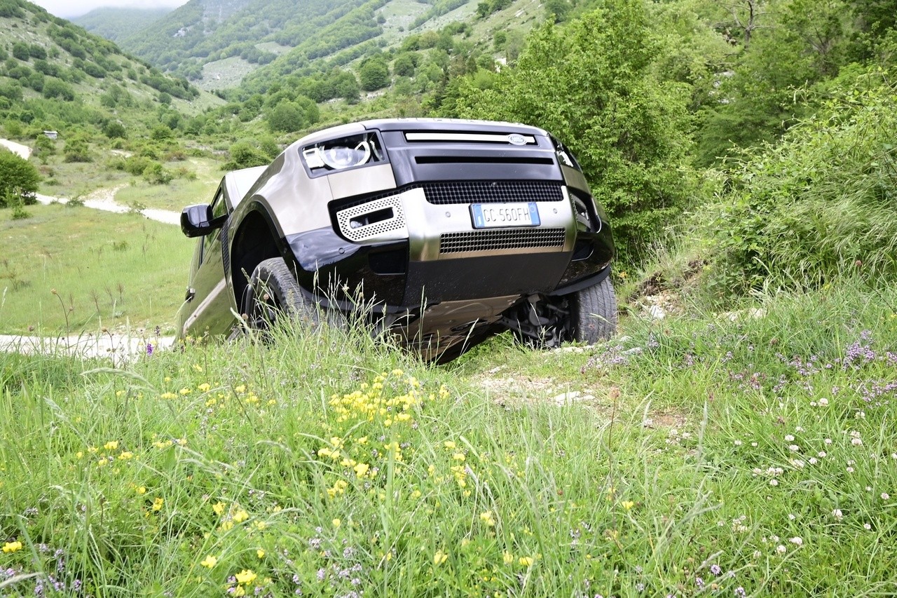 Land Rover Defender 90 P400 MHEV: la prova su strada e in off-road