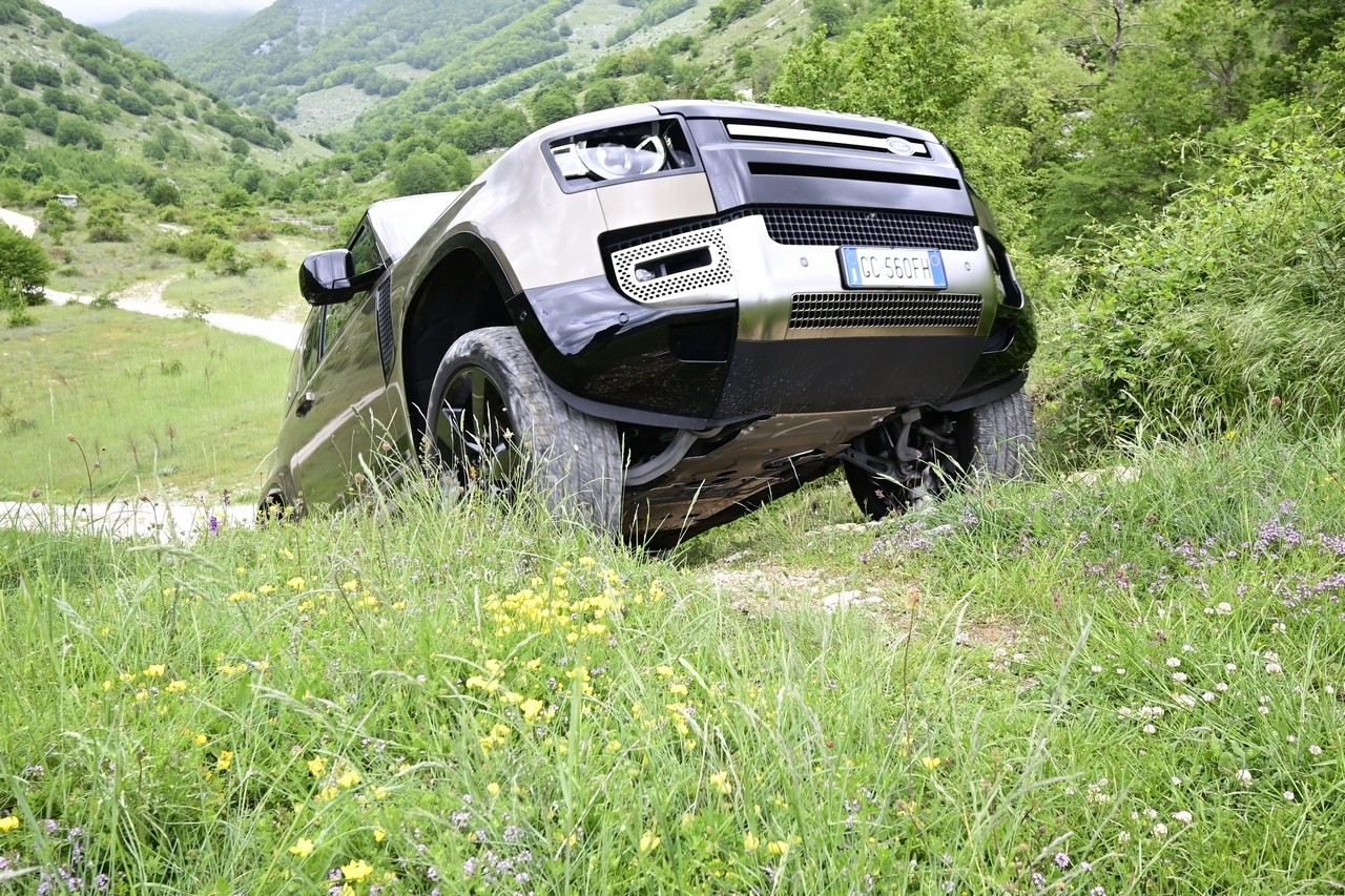 Land Rover Defender 90 P400 MHEV: la prova su strada e in off-road