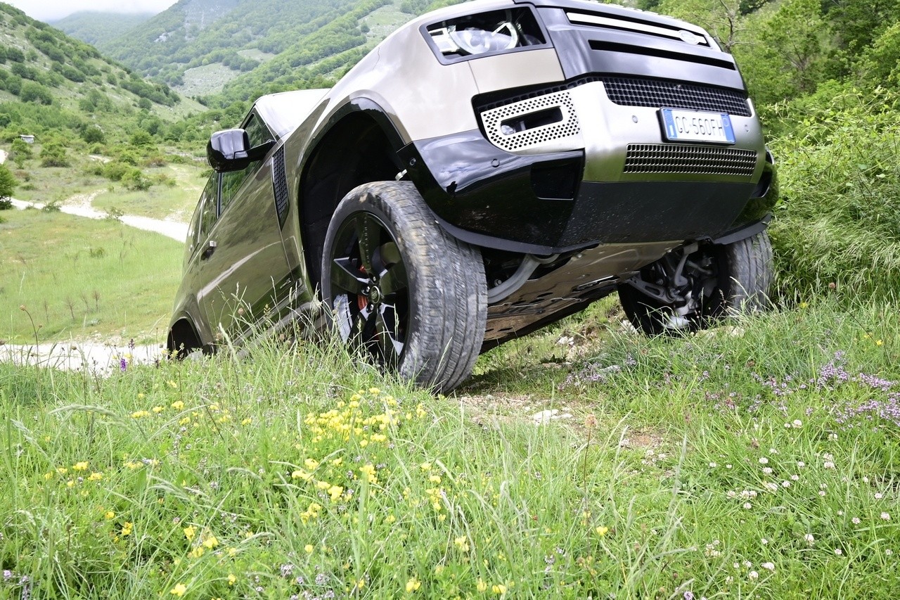 Land Rover Defender 90 P400 MHEV: la prova su strada e in off-road