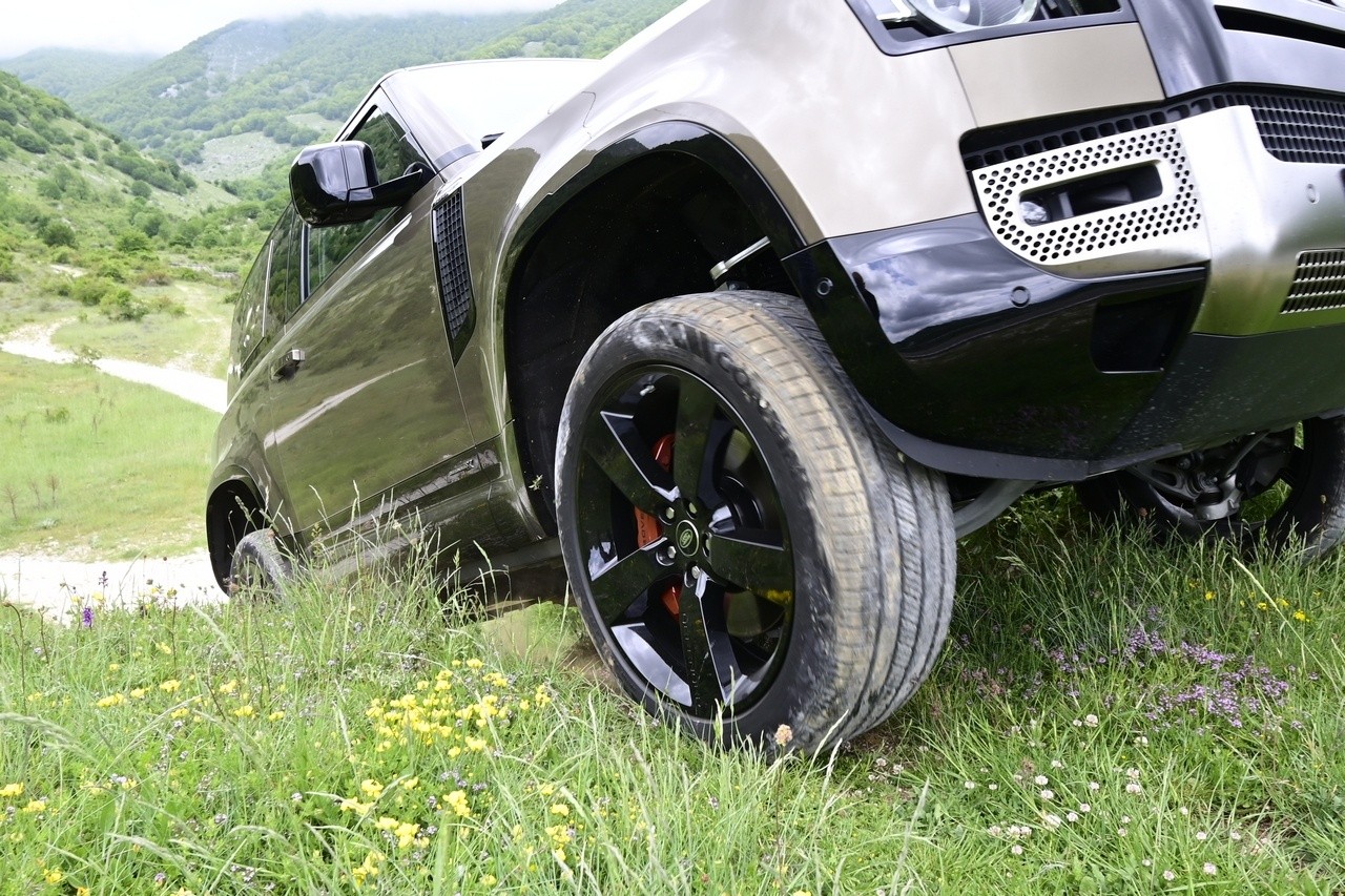 Land Rover Defender 90 P400 MHEV: la prova su strada e in off-road