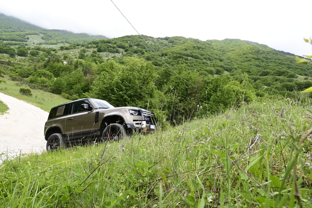 Land Rover Defender 90 P400 MHEV: la prova su strada e in off-road