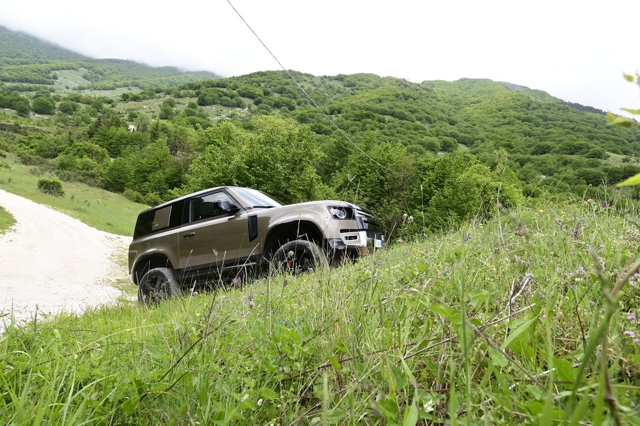 Land Rover Defender 90 P400 MHEV: la prova su strada e in off-road