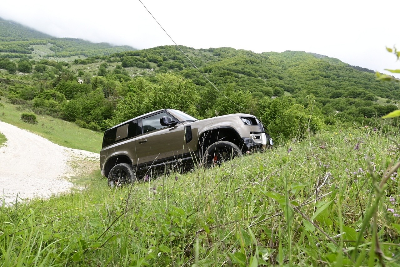 Land Rover Defender 90 P400 MHEV: la prova su strada e in off-road