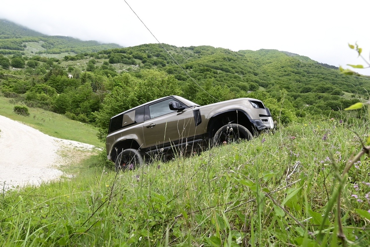 Land Rover Defender 90 P400 MHEV: la prova su strada e in off-road