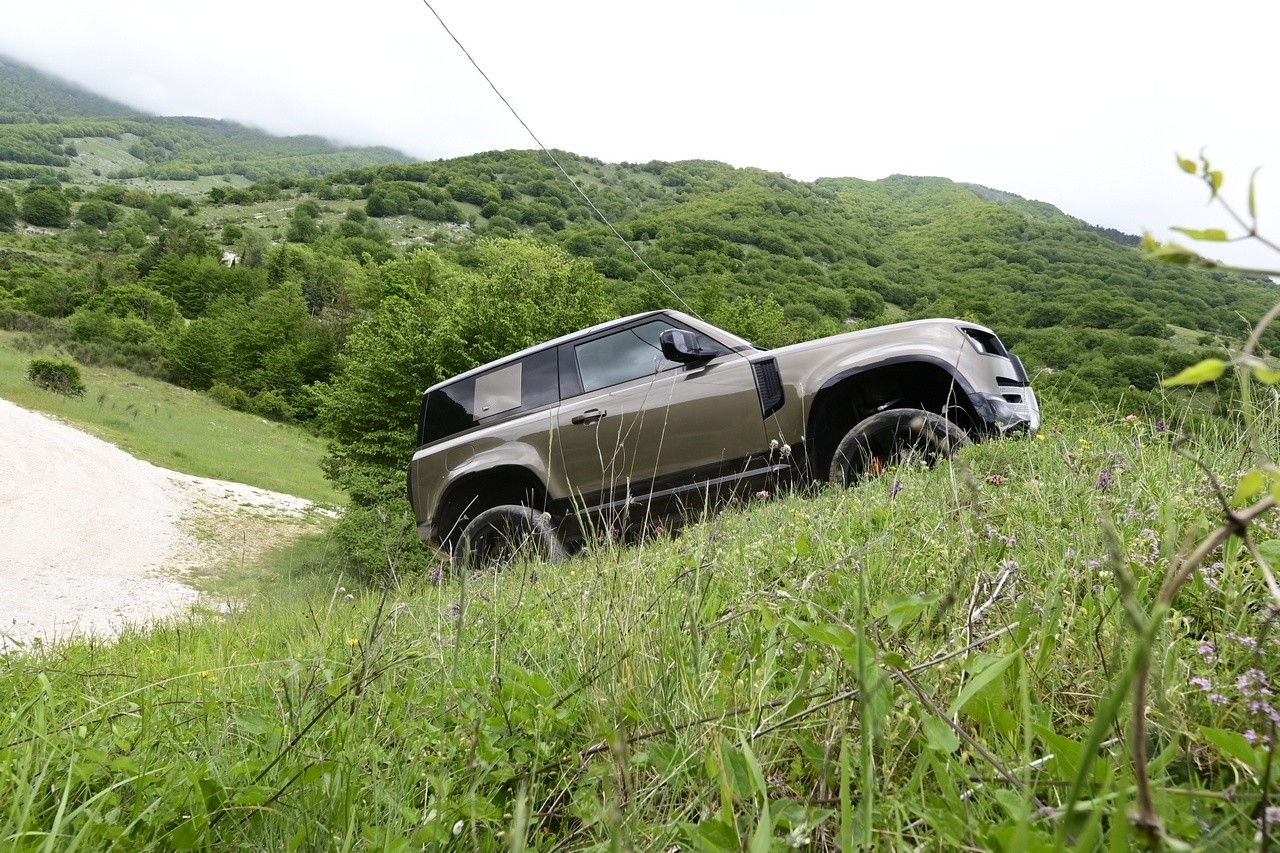 Land Rover Defender 90 P400 MHEV: la prova su strada e in off-road