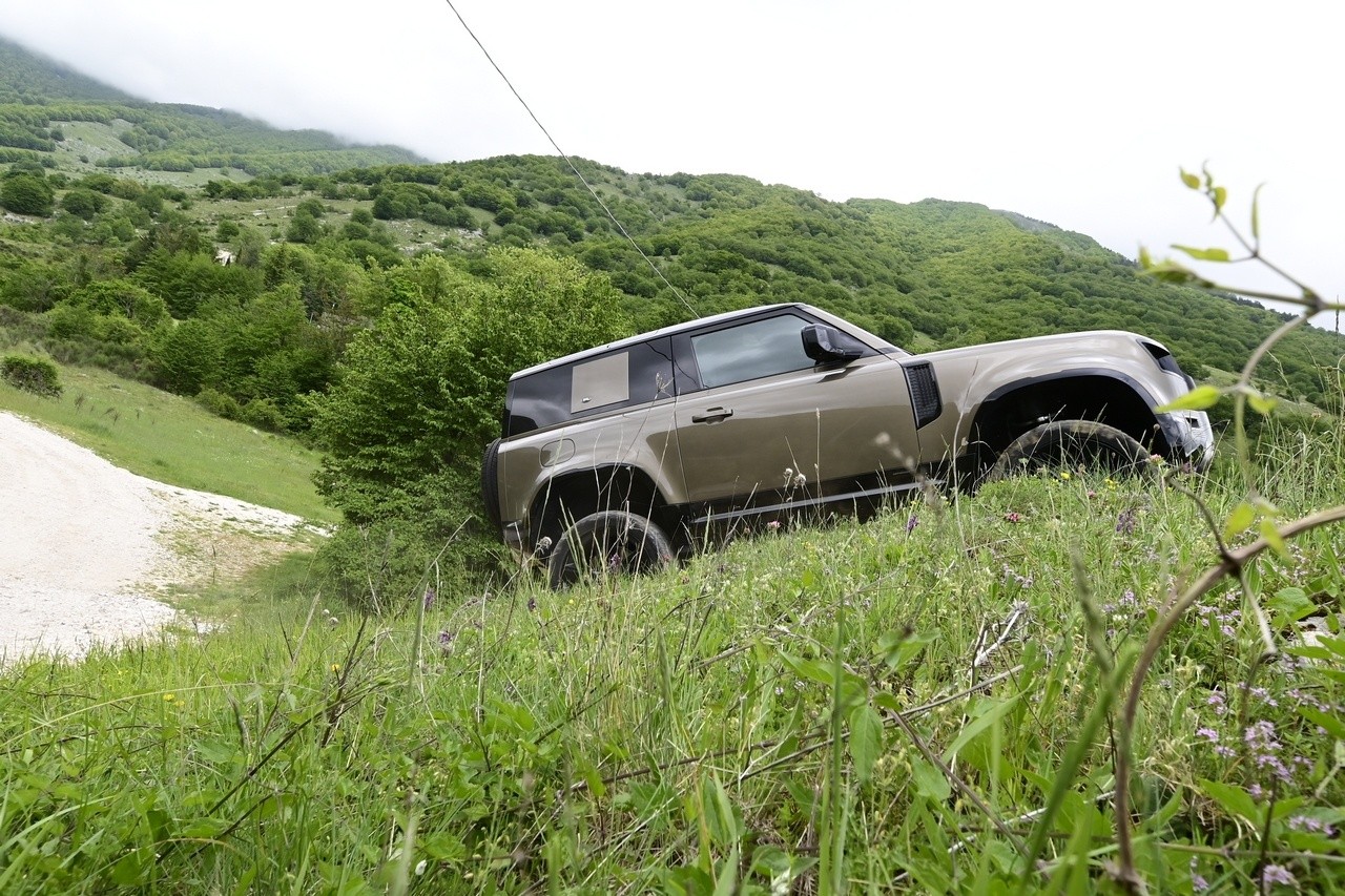 Land Rover Defender 90 P400 MHEV: la prova su strada e in off-road