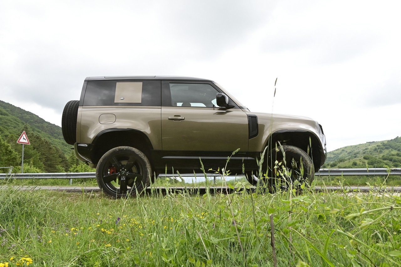 Land Rover Defender 90 P400 MHEV: la prova su strada e in off-road