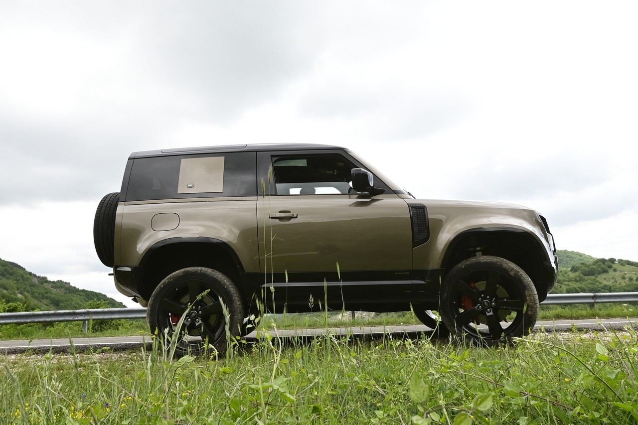 Land Rover Defender 90 P400 MHEV: la prova su strada e in off-road