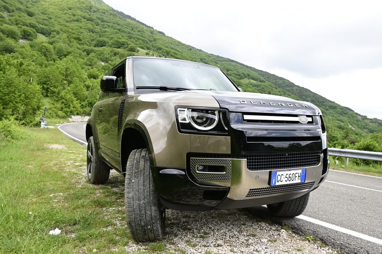 Land Rover Defender 90 P400 MHEV: la prova su strada e in off-road