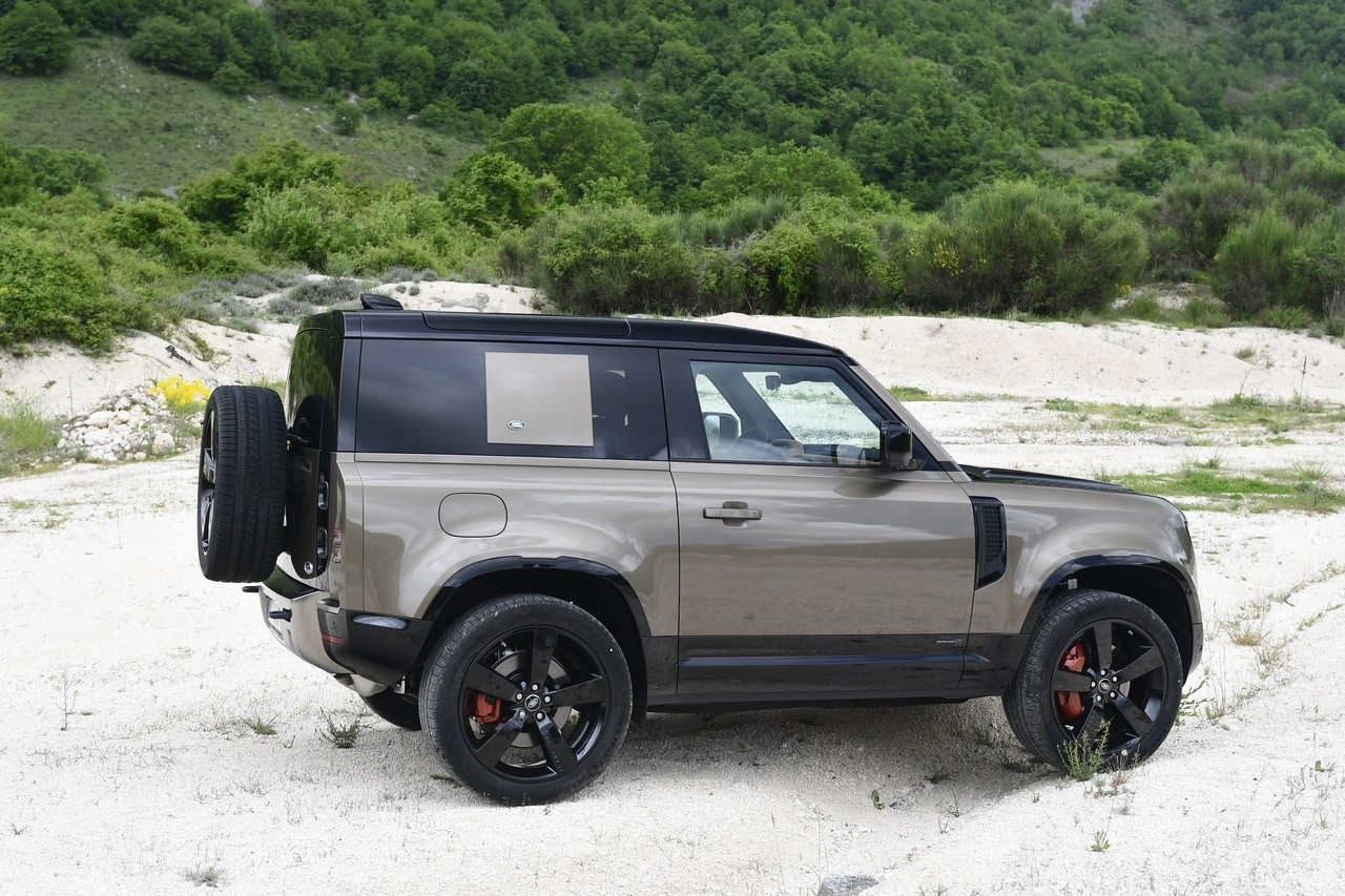 Land Rover Defender 90 P400 MHEV: la prova su strada e in off-road