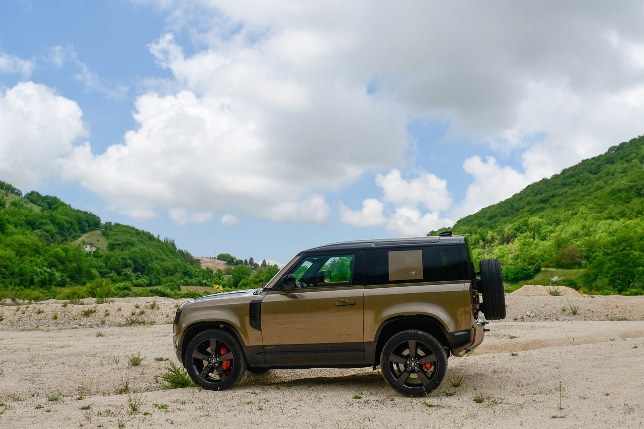 Land Rover Defender 90 P400 MHEV: la prova su strada e in off-road