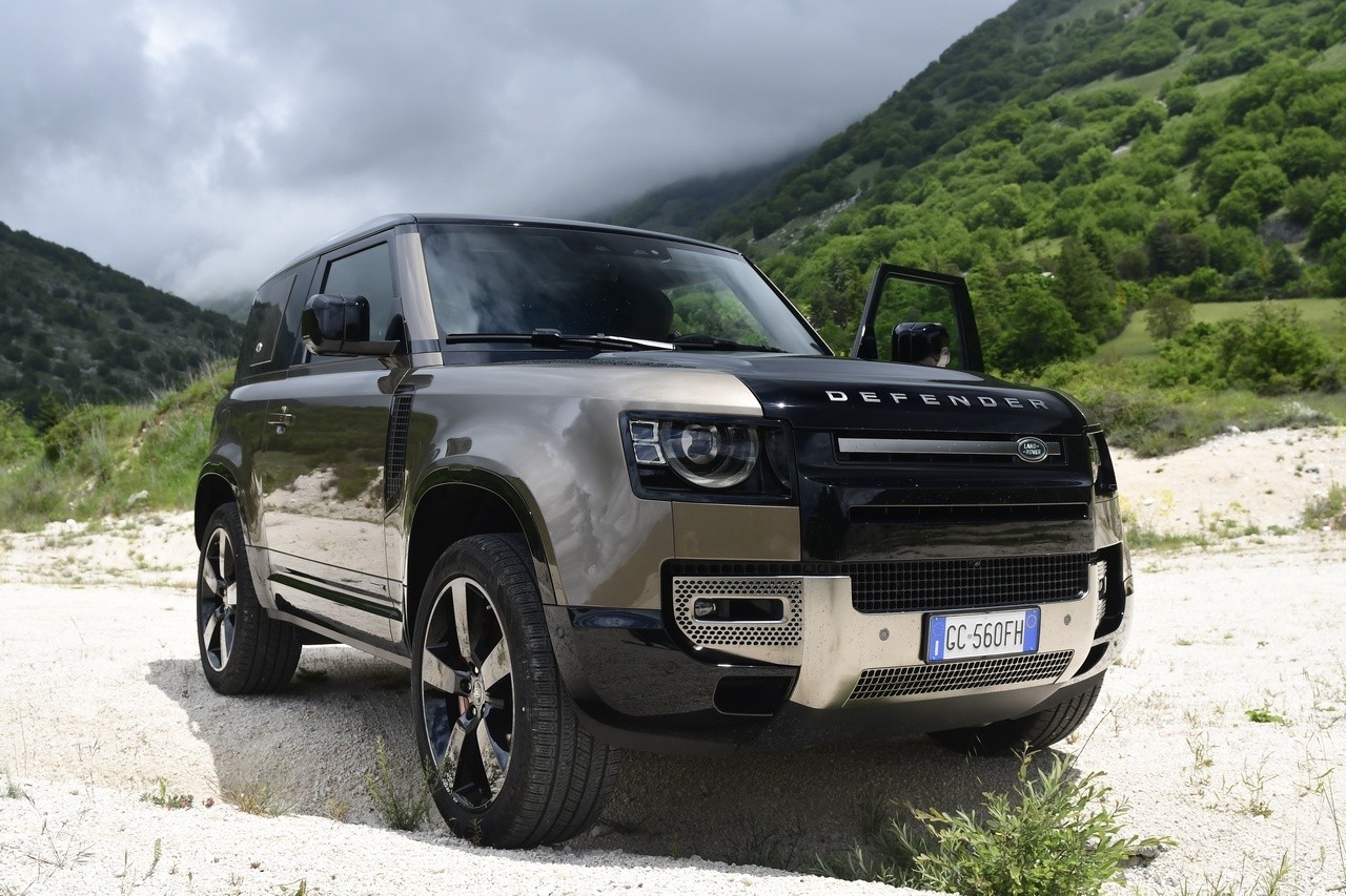 Land Rover Defender 90 P400 MHEV: la prova su strada e in off-road