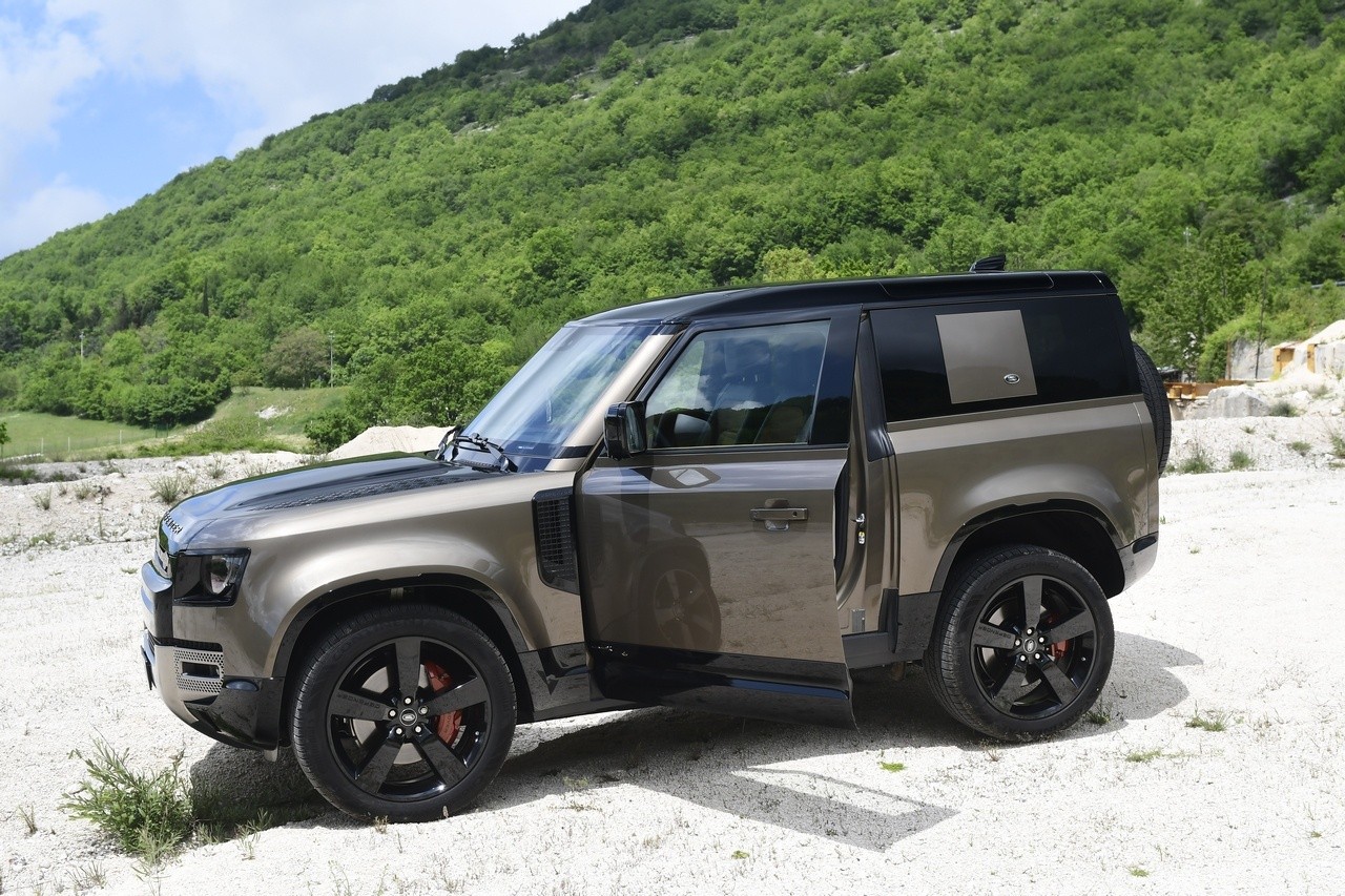 Land Rover Defender 90 P400 MHEV: la prova su strada e in off-road