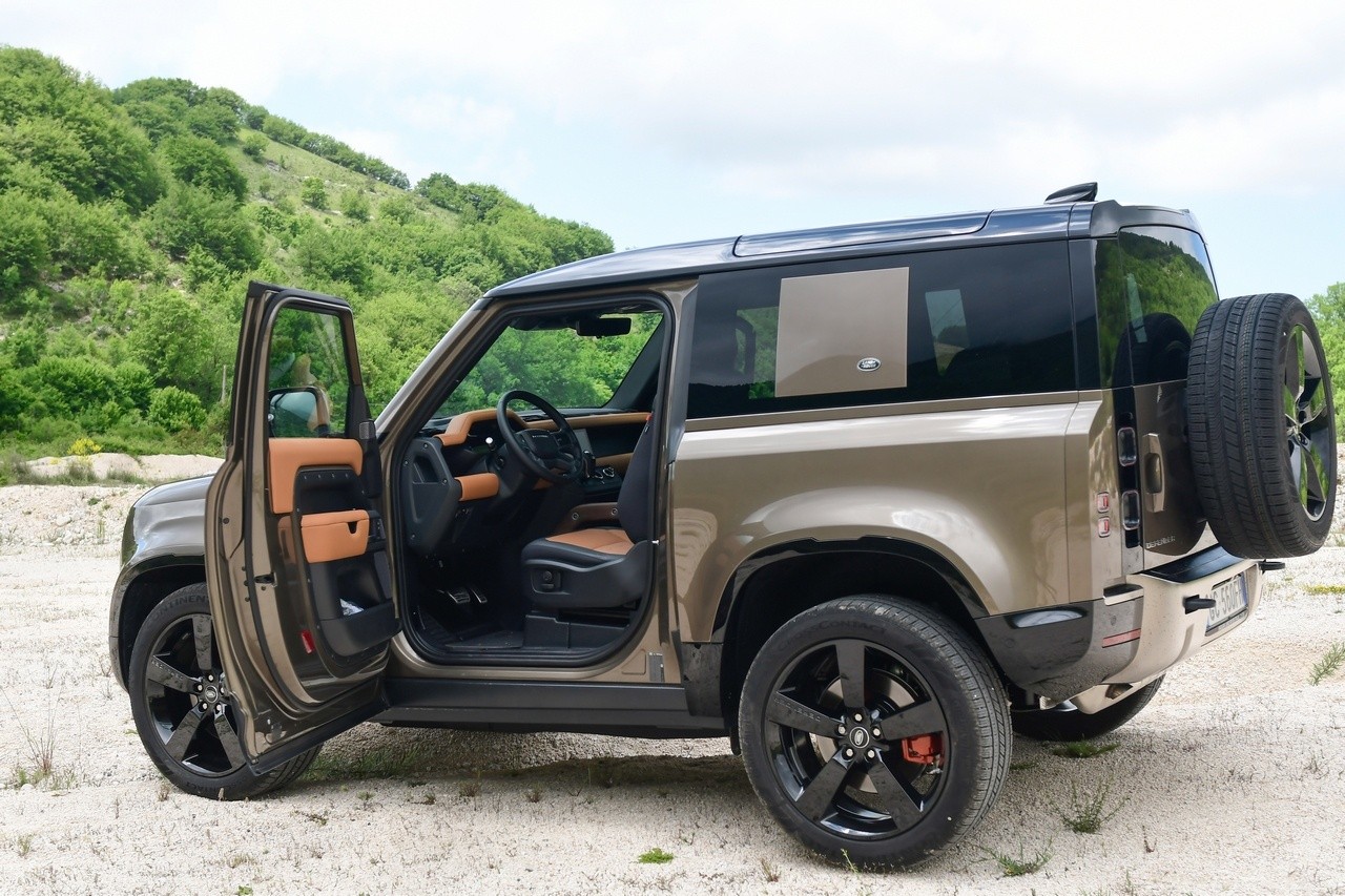 Land Rover Defender 90 P400 MHEV: la prova su strada e in off-road