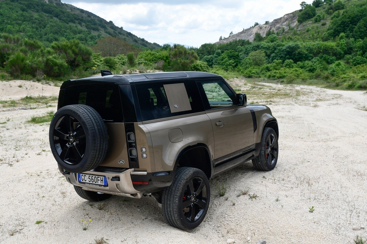 Land Rover Defender 90 P400 MHEV: la prova su strada e in off-road