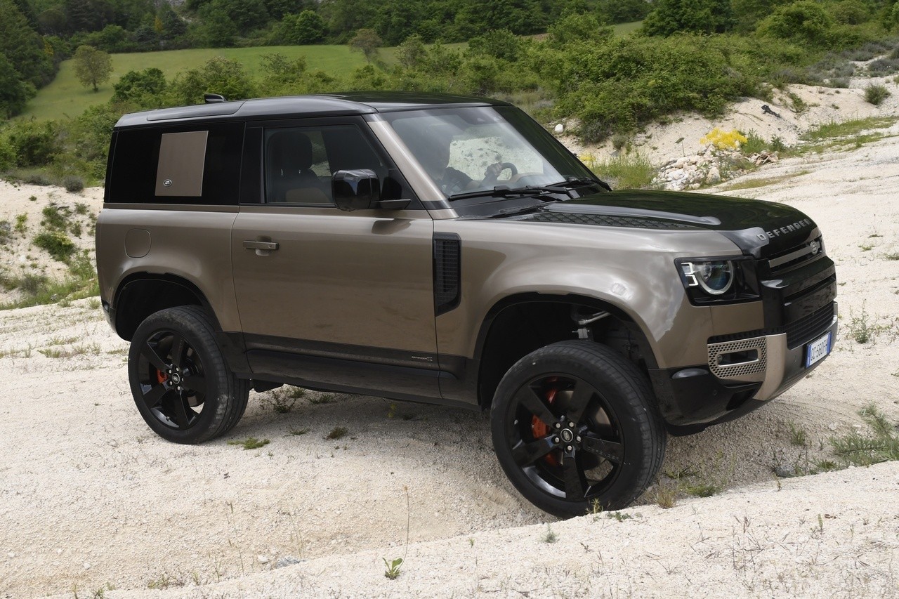 Land Rover Defender 90 P400 MHEV: la prova su strada e in off-road