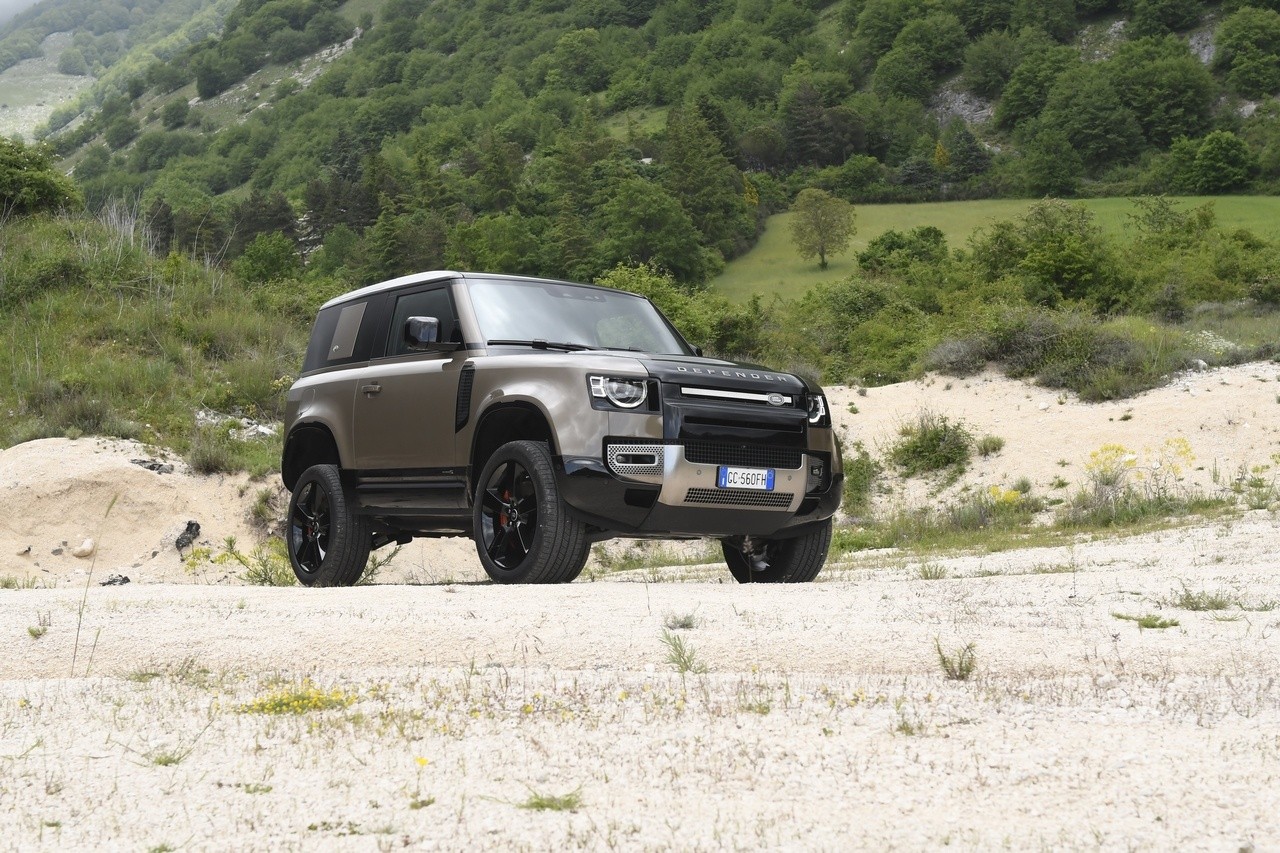 Land Rover Defender 90 P400 MHEV: la prova su strada e in off-road