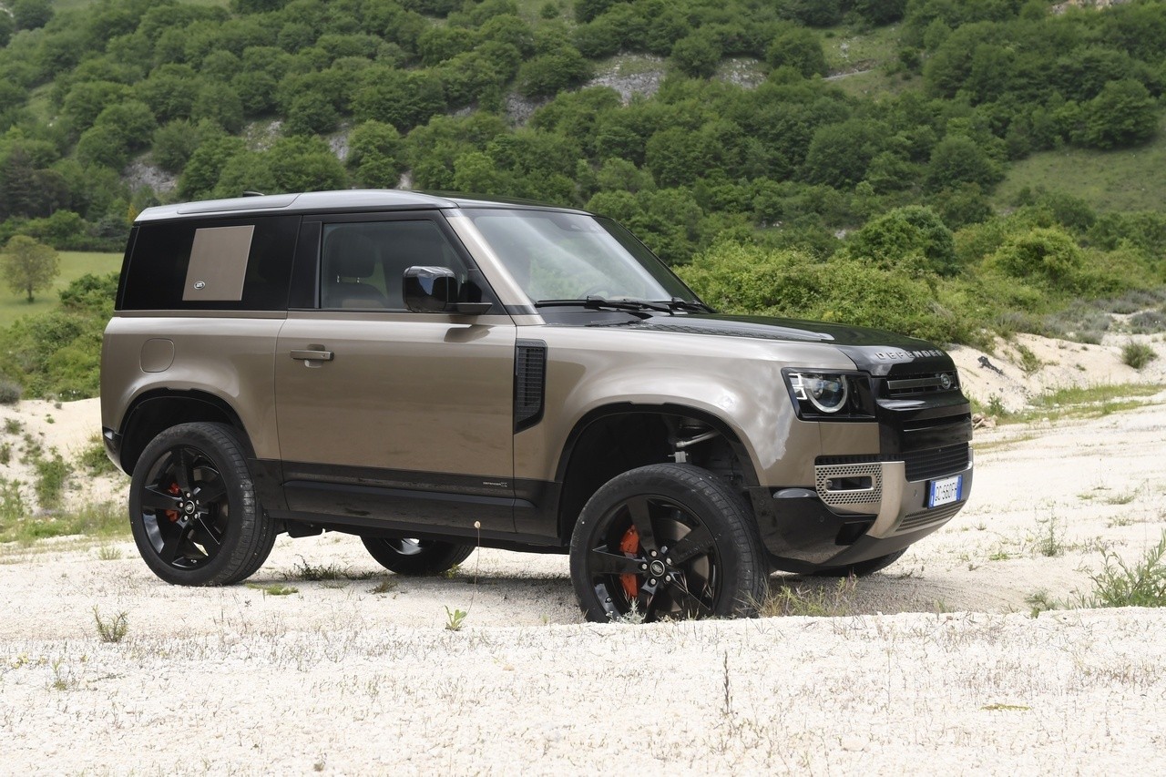 Land Rover Defender 90 P400 MHEV: la prova su strada e in off-road